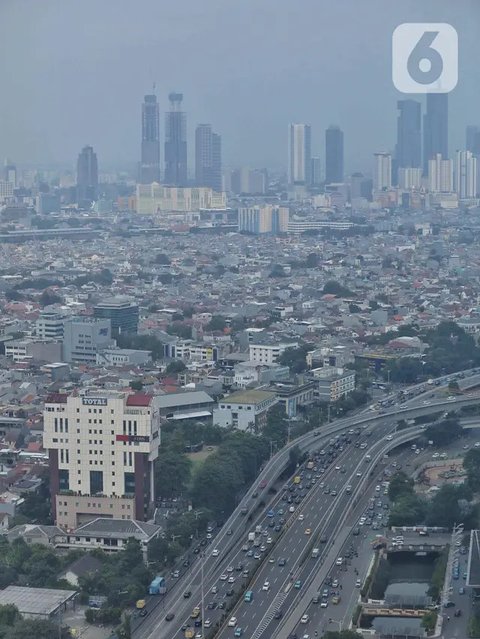 FOTO: Kualitas Udara di Jakarta Tidak Sehat untuk Kelompok Rentan dan Sensitif