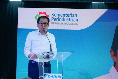 Representative Director, President, dan COO Daikin Industries, Ltd. Naofumi Takenaka; Wakil Menteri Perindustrian Faisol Riza; Representative Director, Chairman of the Board, dan CEO Daikin I