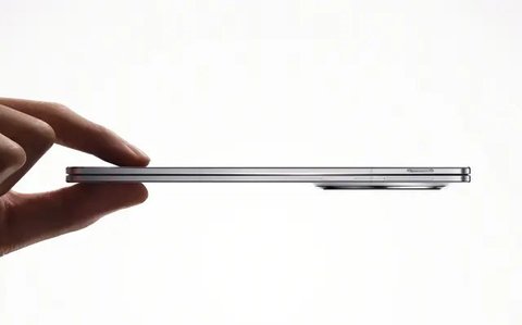 Para pembeli pertama iPhone 12 memamerkan perangkat yang baru dibelinya di Apple Store Orchard Road Singapura (Foto: Apple Newsroom)