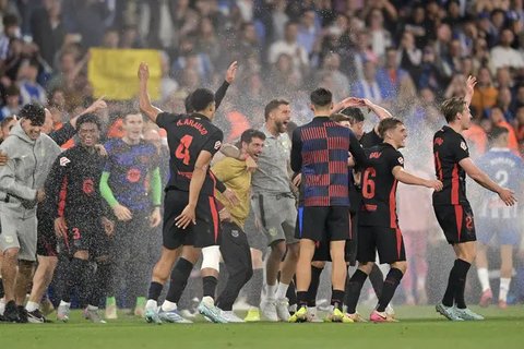 Para pemain Barcelona berpesta merayakan gelar juara Liga Spanyol setelah mengalahkan Espanyol dengan skor 2-0, Jumat (16/5/2025) dini hari WIB. (AP Photo/Joan Monfort)