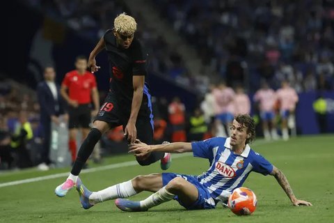 Para pemain Barcelona berpesta merayakan gelar juara Liga Spanyol setelah mengalahkan Espanyol dengan skor 2-0, Jumat (16/5/2025) dini hari WIB. (AP Photo/Joan Monfort)