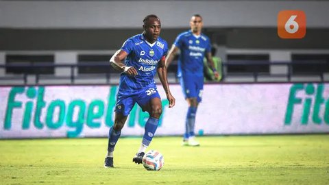 Pelatih kepala Persib Bandung, Bojan Hodak memberi instruksi kepada pemainnya saat menghadapi Bali United pada laga leg kedua semifinal Championship Series BRI Liga 1 2023/2024 di Stadion