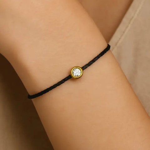 Model Gelang Emas Tali Hitam