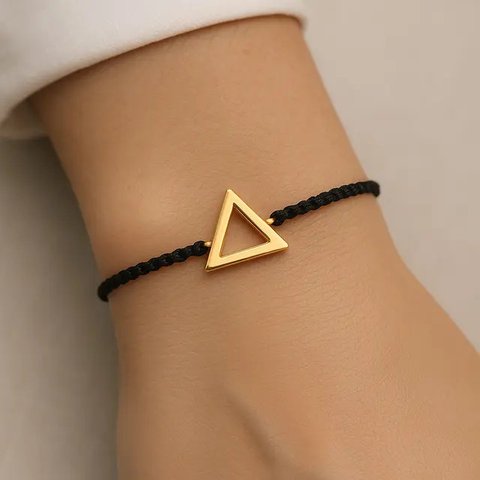 Model Gelang Emas Tali Hitam