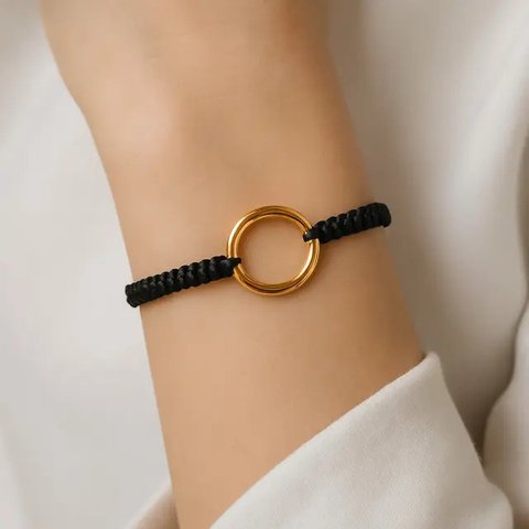 Model Gelang Emas Tali Hitam