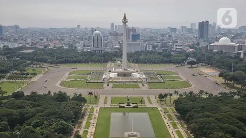 Pemandangan Monumen Nasional berlatar permukiman dan perkantoran, Jakarta, Kamis (15/5/2025). (Liputan6.com/Angga Yuniar)