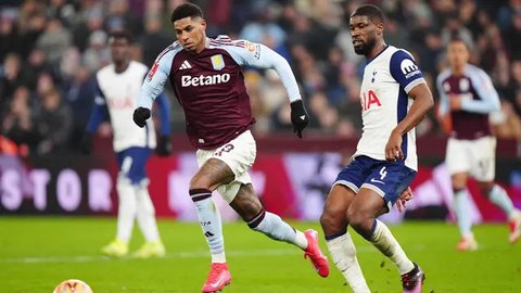 Pemain depan Barcelona asal Spanyol #19, Lamine Yamal (C), merayakan gol pertama timnya selama pertandingan sepak bola liga Spanyol antara RCD Espanyol dan FC Barcelona di Stadion RCDE di