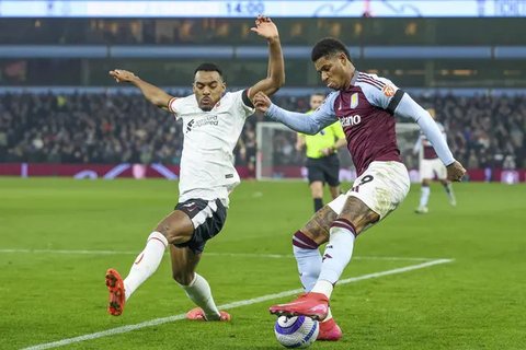 Pemain depan Barcelona asal Spanyol #19, Lamine Yamal (C), merayakan gol pertama timnya selama pertandingan sepak bola liga Spanyol antara RCD Espanyol dan FC Barcelona di Stadion RCDE di