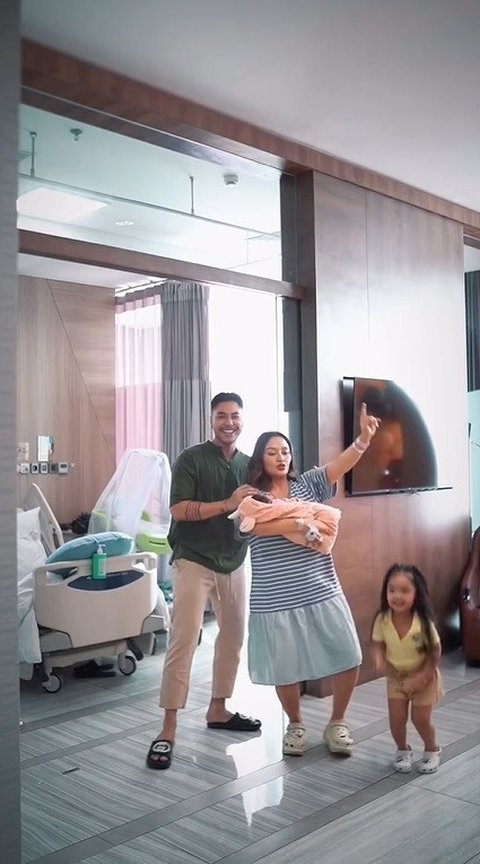 Momen Perdana Siti Badriah Bagikan Kebersamaan Bareng Krisjiana dan 2 Anak, Seru-seruan Joget Bareng