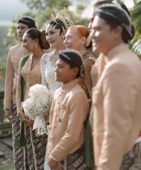 Kakak Ipar dan Keponakan Luna Maya di Hari Pernikahan. [@febjabrik]