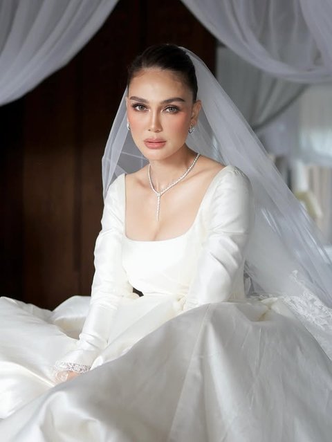 Salah satu perhiasan paling mencolok yang dikenakan Luna adalah kalung BVLGARI Serpenti ViperSerpenti Viper slim necklace in 18 kt white gold, set with full pav&eacute; diamonds dengan nilai&nbsp; sekitar Rp1,5 miliar. Luna melengkapi penampilannya dengan anting dari Bvlgari seharga Rp199 juta.<br />Pada momen resepsi malam, Luna mengganti kalungnya. Masih dari seri Serpenti Viper necklace in 18 kt white gold, set with full pav&eacute; diamonds, namun dengan ukuran lebih besar dengan harga Rp2,6 miliar. Ia menambahkan gelang dari seri sama dengan nilai Rp679 juta.