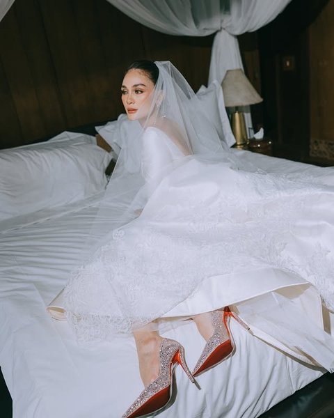 Kecintaan Luna pada Christian Louboutin membuatnya memilih sepatu mewah ini untuk malam resepsi. Sepatu yang dikenakan Luna adalah seri Miss Z Strass 100 mm Pumps - Suede and strass - Vintage Rose - Women dengan harga Rp49 juta.