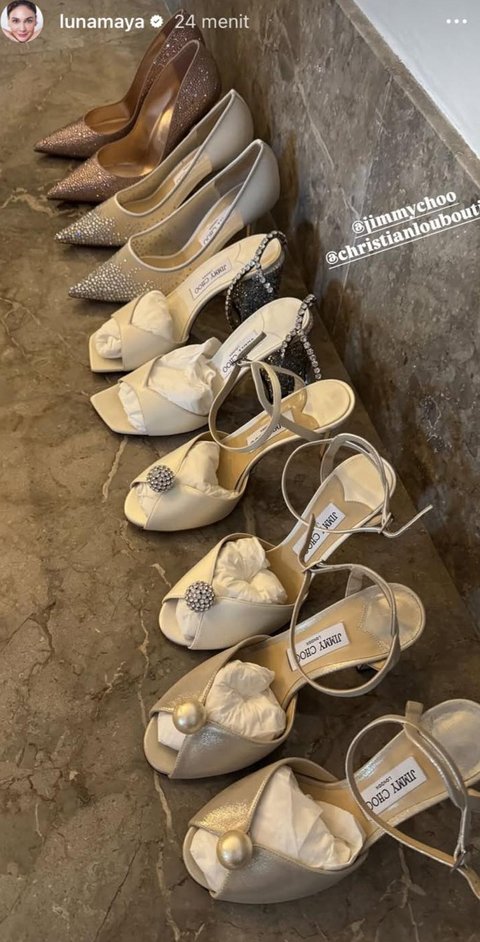 Di hari pernikahannya, ada banyak sepatu yang dipakai Luna. Beberapa di antaranya dari Christian Loubutin dan Jimmy Choo, brand kesukaan Luna. Sepatu paling bawah adalah Jimmy Choo sacora 85 Champagne Shimmer Suede Sandals with Pearl Embellishment dengan harga Rp16 juta. Kemudian di atasnya adalah Jimmy Choo&nbsp;sacora 85 Ivory Satin Sandals with Crystal-Embellished Sphere dengan harga Rp22 juta. Kemudian sandal di atasnya lagi adalah Jimmy Choo&nbsp;Saeda Sandal Block Heel 85 with Crystal Chain and glitter detailed seharga Rp18 juta.<br />Luna juga memilih sepatu Jimmy Choo White Mesh Pointed-Toe Pumps with D&eacute;grad&eacute; Crystals seharga Rp27 juta, dan paling ujung adalah Christian Louboutine seharga Rp49 juta.