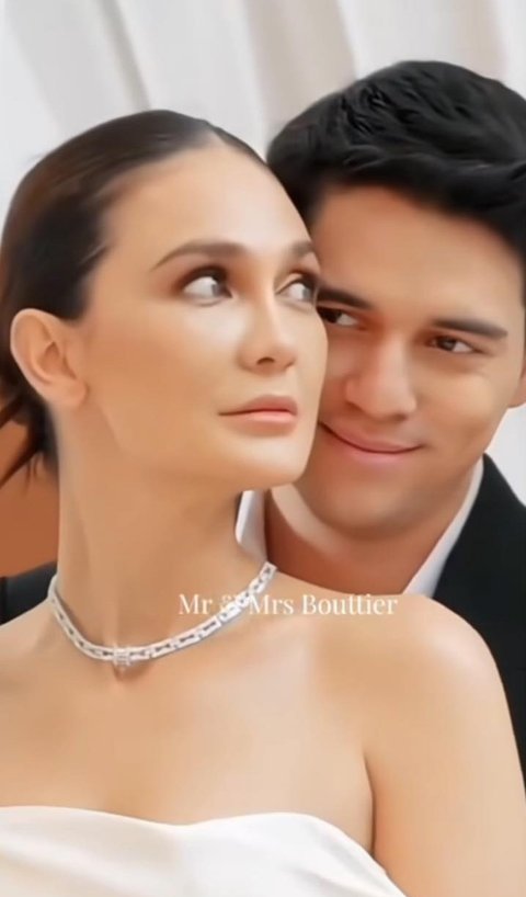 Pada malam resepsi, Luna juga mengenakan kalung Bvlgari seri B.zero1 pendant necklace in 18 kt white gold with pav&eacute; diamonds. Kalung ini dibanderol dengan harga Rp1,1 miliar.