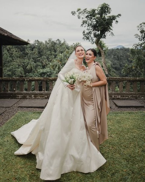 Penampilan Luna Maya di pernikahannya dengan berbagai barang mewah bukanlah hal yang mengejutkan bagi Marianne Rumantir. Sahabat Luna itu pernah menyebut bahwa sang aktris memang suka belanja barang mewah.