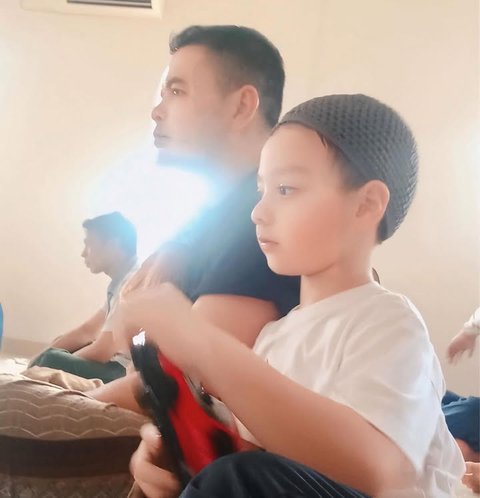 Dalam unggahan Instagram @haldy_sabri, terlihat Haldy Sabri dan Air Rumi mengikuti salat Jumat bersama. Momen ini memperlihatkan kedekatan keduanya sebagai ayah dan anak sambung. Keduanya duduk bersama saat mengikuti salat Jumat.