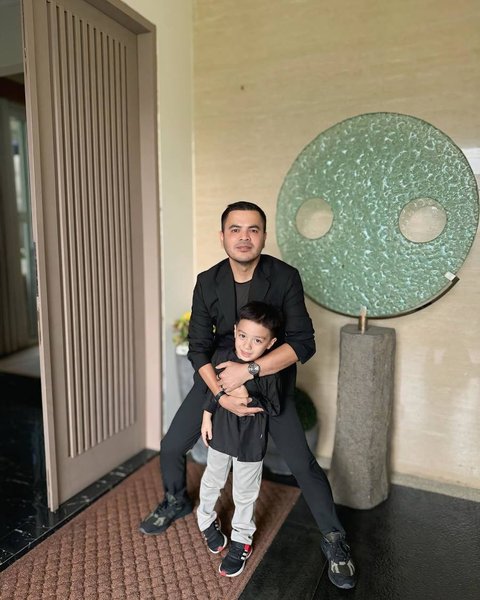 Menghabiskan waktu berkualitas bersama melengkapi hubungan dekat Haldy Sabri bersama anak Irish Bella. Mulai dari liburan hingga bermain membuat ayah dan anak ini semakin kompak.