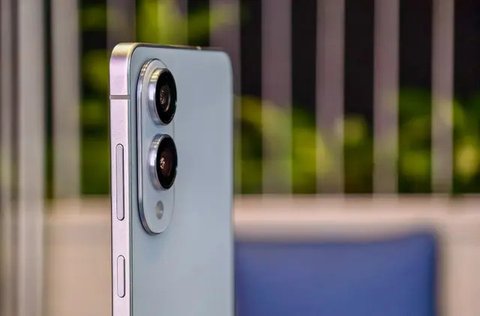 Samsung akhirnya mengumumkan Galaxy S24 FE, smartphone versi lebih terjangkau dari flagship Galaxy S24 Series. Perangkat ini hadir dengan harga Rp 9,9 jutaan dan menawarkan bezel layar dan