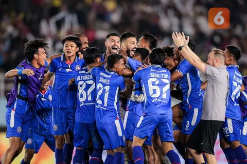 Kapten tim Arema FC, Ahmad Alfarizi, menerima trofi juara Piala Presiden 2024 dari Ketua Umum PSSI, Erick Thohir, disaksikan oleh Ketua Steering Committee (SC) Piala Presiden, Maruarar Sirait