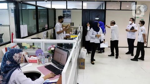 Aturan Diterbitkan Sri Mulyani: Gaji ke-13 PNS, Pensiunan dan TNI Cair Bulan Depan