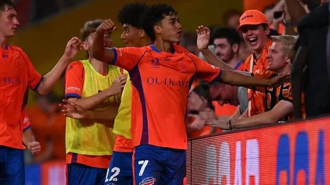 Pemain Timnas Indonesia, Rafael Struick (kanan) berduel udara dengan seorang pemain Filipina pada laga terakhir Grup F putaran kedua kualifikasi Piala Dunia 2026 Zona Asia di Stadion Utama