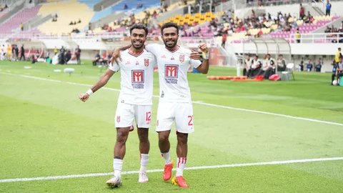 Yakob Sayuri mencetak hat-trick untuk Malut United saat menghadapi PSIS Semarang dalam laga pekan ke-33 BRI Liga 1 2024/2025 di Stadion Gelora Kie Raha, Ternate, Jumat (16/5/2025). (Dok. Malu