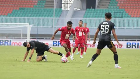 Yakob Sayuri mencetak hat-trick untuk Malut United saat menghadapi PSIS Semarang dalam laga pekan ke-33 BRI Liga 1 2024/2025 di Stadion Gelora Kie Raha, Ternate, Jumat (16/5/2025). (Dok. Malu