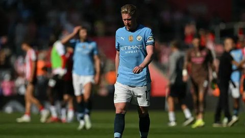 Pemain Manchester City, Kevin De Bruyne melambaikan tangan kepada para penonton setelah timnya kalah dari Crystal Palace dalam laga final Piala FA 2024/2025 yang berlangsung di Stadion Wemble