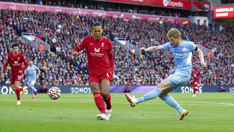 Pemain Manchester City, Kevin De Bruyne melambaikan tangan kepada para penonton setelah timnya kalah dari Crystal Palace dalam laga final Piala FA 2024/2025 yang berlangsung di Stadion Wemble