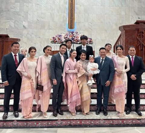 6 Potret Cantik Menawan Jessica Mila Pakai Outfit Serba Pink di Momem Pembaptisan Sang Putri, Anggun Berkebaya dan Kain Songket Khas Batak