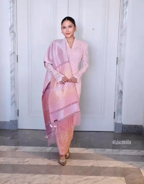 6 Potret Cantik Menawan Jessica Mila Pakai Outfit Serba Pink di Momem Pembaptisan Sang Putri, Anggun Berkebaya dan Kain Songket Khas Batak