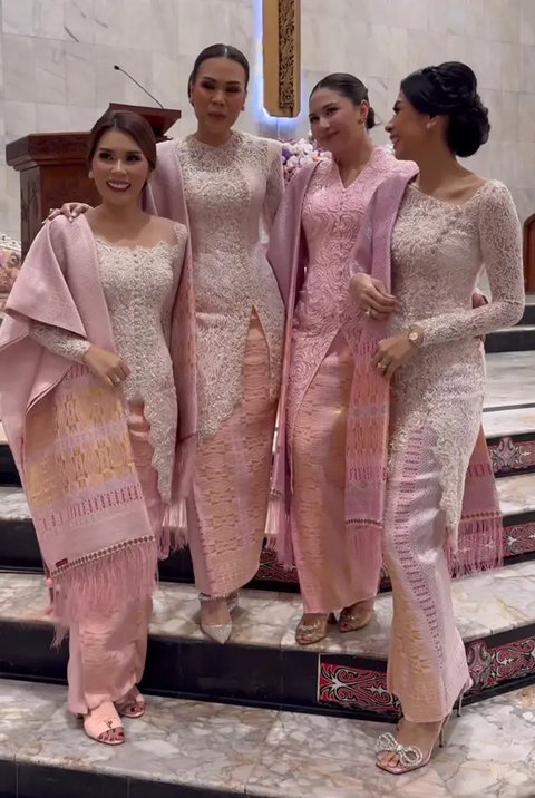 6 Potret Cantik Menawan Jessica Mila Pakai Outfit Serba Pink di Momem Pembaptisan Sang Putri, Anggun Berkebaya dan Kain Songket Khas Batak