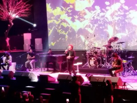 Band legendaris God Bless menggelar konser unplugged di Balai Sarbini, Jakarta, Sabtu (17/5/2025) malam. (M Altaf Jauhar/ Liputan6.com)