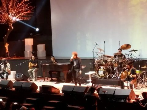 Band legendaris God Bless menggelar konser unplugged di Balai Sarbini, Jakarta, Sabtu (17/5/2025) malam. (M Altaf Jauhar/ Liputan6.com)