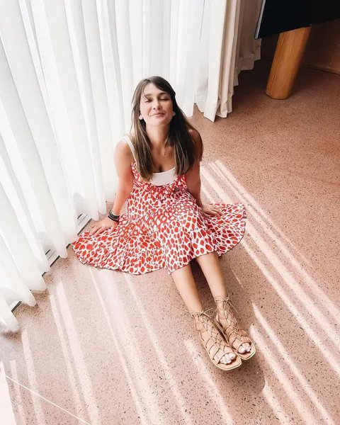 Inspirasi Outfit dengan Sandal ala Luna Maya (Foto: ChatGPT)