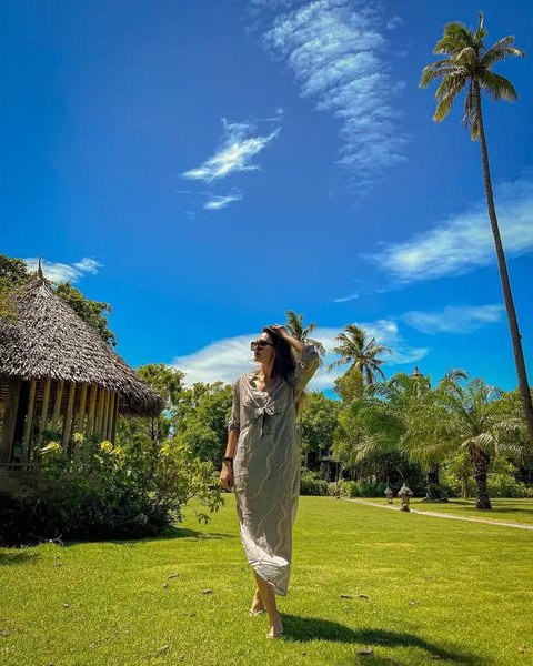 Inspirasi Outfit dengan Sandal ala Luna Maya (Foto: ChatGPT)
