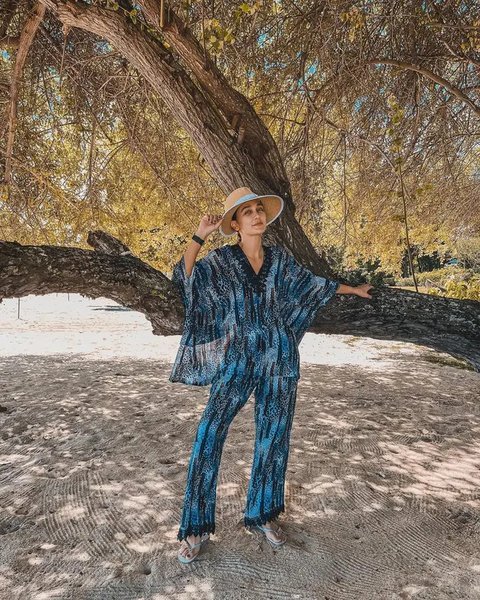 Inspirasi Outfit dengan Sandal ala Luna Maya (Foto: ChatGPT)