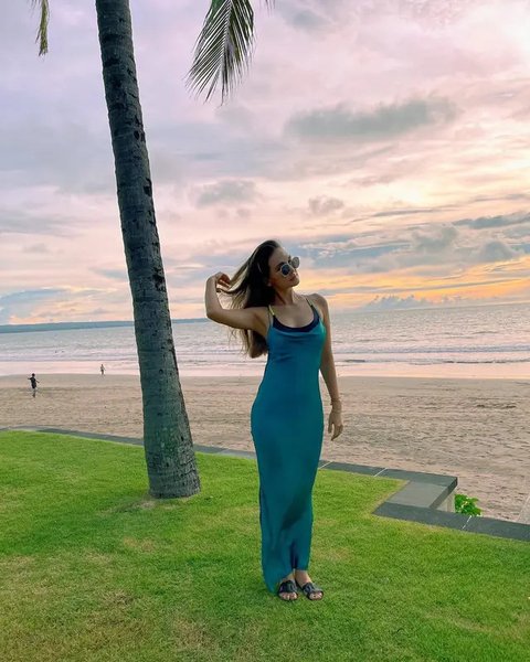 Inspirasi Outfit dengan Sandal ala Luna Maya (Foto: ChatGPT)