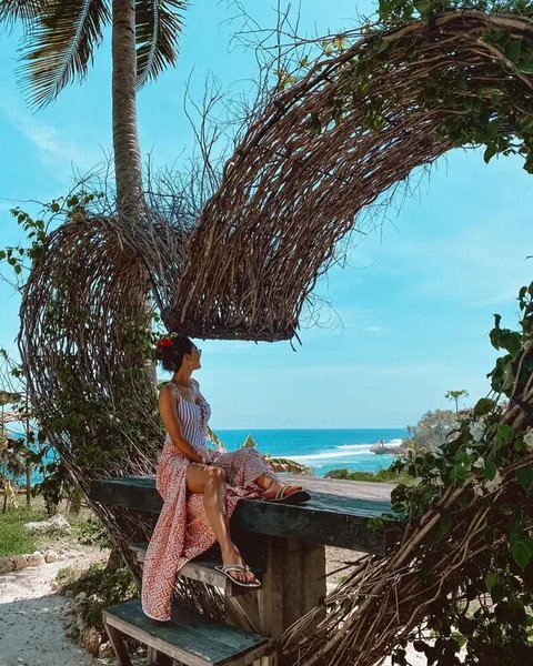 Inspirasi Outfit dengan Sandal ala Luna Maya (Foto: ChatGPT)