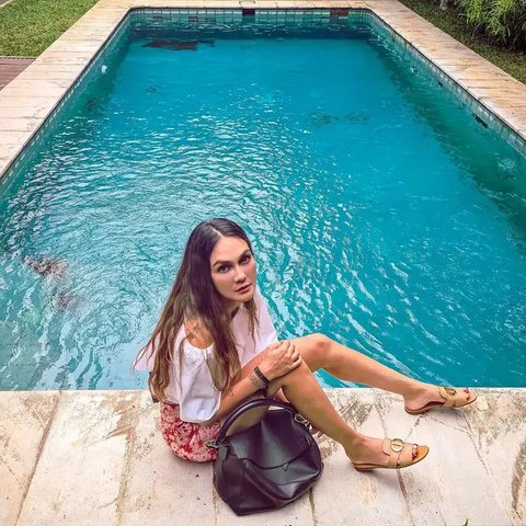 Inspirasi Outfit dengan Sandal ala Luna Maya (Foto: ChatGPT)