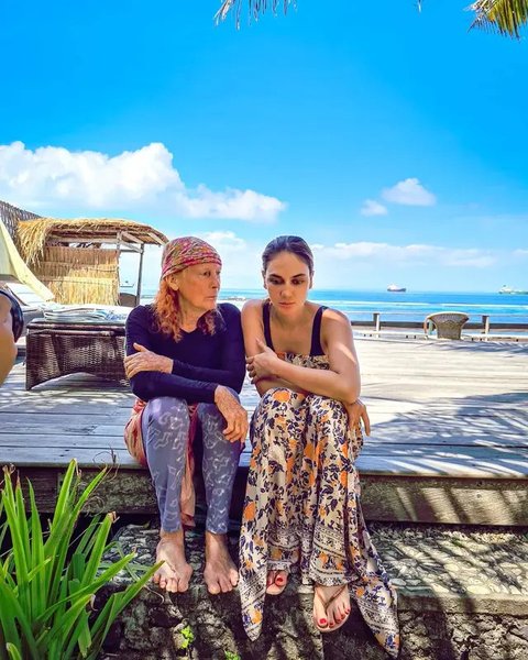Inspirasi Outfit dengan Sandal ala Luna Maya (Foto: ChatGPT)