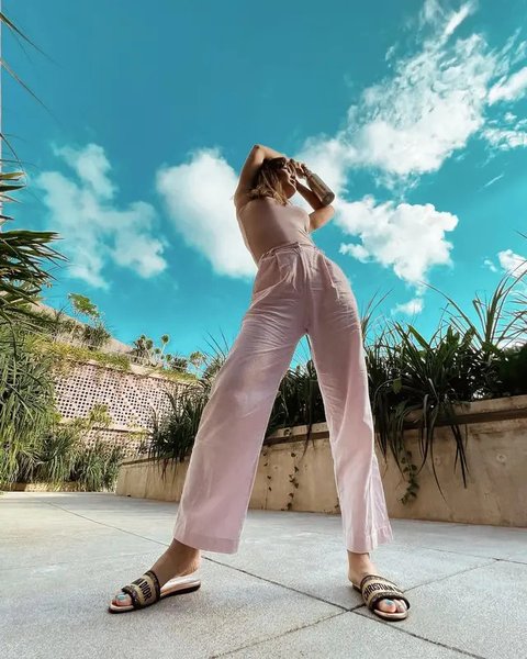 Inspirasi Outfit dengan Sandal ala Luna Maya (Foto: ChatGPT)