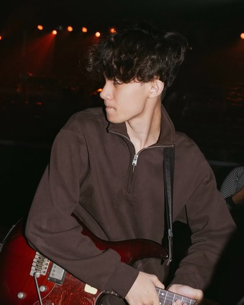 Meskipun tidak menekuni industri musik secara profesional, Rizky tetap menunjukkan ketertarikan pada bidang tersebut. Dalam sebuah foto, ia terlihat memegang gitar dan tampil penuh karisma. Gayanya benar-benar memancarkan aura anak band.