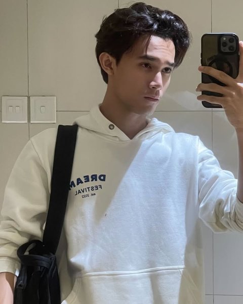 Selain pintar dan berbakat, Rizky Langit juga dikenal dengan gaya berpakaiannya yang stylish tapi tidak berlebihan. Seperti dalam potret mirror selfie-nya dengan mengenakan hoodie putih ini,&nbsp;Rizky tampak simpel tapi tetap menawan.<br />Temukan berbagai potret menarik dan kabar terbaru dunia hiburan di kapanlagi.com. Kalua bukan sekarang, KapanLagi?
