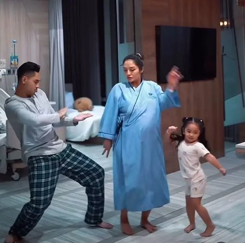Momen Siti Badriah dan Krisjiana Baharudin bersama anak pertamanya, Xarena Zenata Denallie Baharudin (Instagram/@sitibadriahh)
