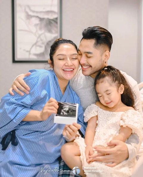 Momen Siti Badriah dan Krisjiana Baharudin bersama anak pertamanya, Xarena Zenata Denallie Baharudin (Instagram/@sitibadriahh)