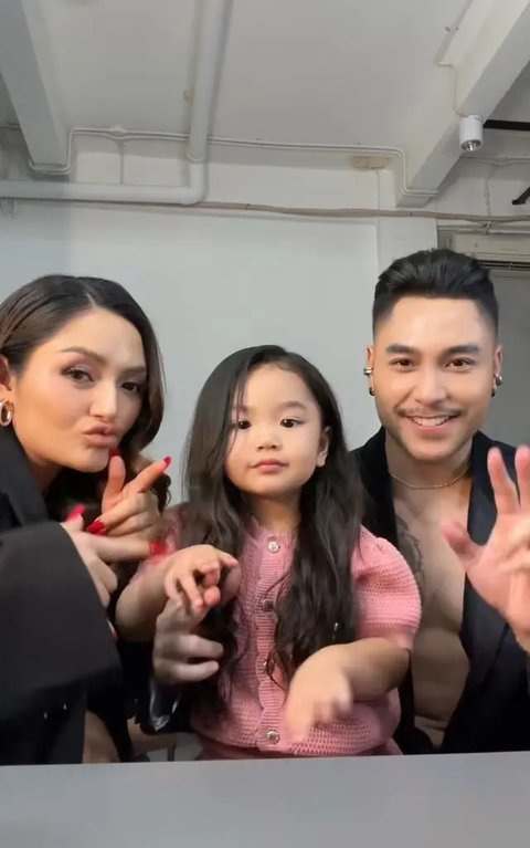 Momen Siti Badriah dan Krisjiana Baharudin bersama anak pertamanya, Xarena Zenata Denallie Baharudin (Instagram/@sitibadriahh)