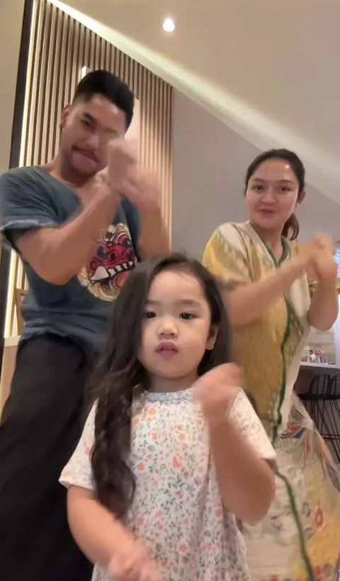 Momen Siti Badriah dan Krisjiana Baharudin bersama anak pertamanya, Xarena Zenata Denallie Baharudin (Instagram/@sitibadriahh)