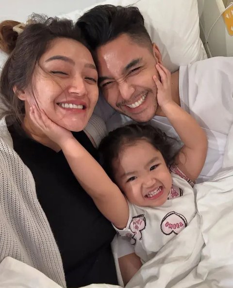 Momen Siti Badriah dan Krisjiana Baharudin bersama anak pertamanya, Xarena Zenata Denallie Baharudin (Instagram/@sitibadriahh)
