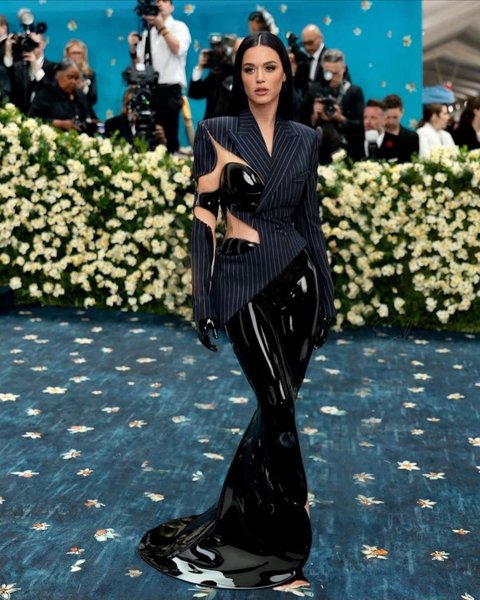 Billie Eilish Buka Suara Tentang Outfitnya yang Dikritik di Met Gala 2025, Ternyata Hasil Gambar AI Belaka!